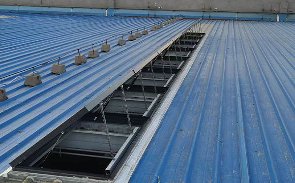 某城市大型商业综合体中庭临泽排烟窗工程