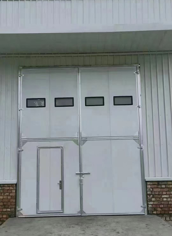 临泽工业门在设备装配车间出入口的实施记录